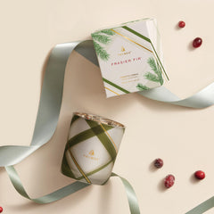 Gros plan sur le motif Frosted Plaid Thymes montrant finition élégante et festive
