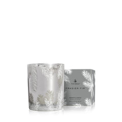 Thymes bougie Frasier Fir devant argent mettant en valeur design festif
