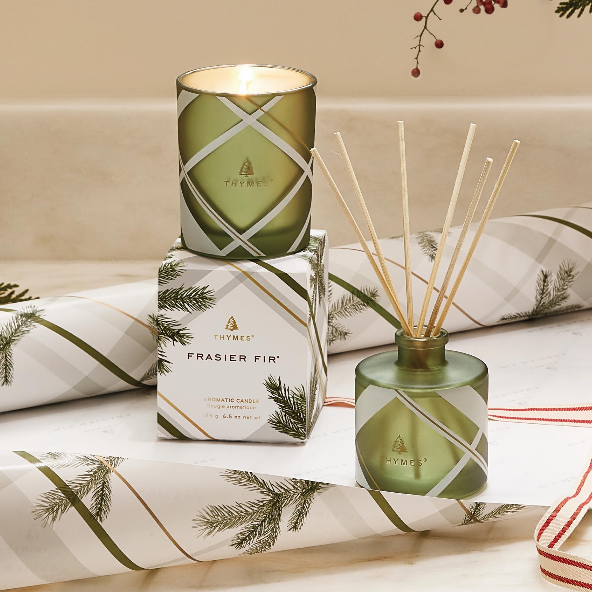 Thymes bougie détail étiquette illustrant parfum sapin et composition