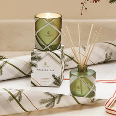 Thymes bougie détail étiquette illustrant parfum sapin et composition