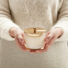 Thymes Frasier Fir gros plan grain bois givré révèle texture raffinée