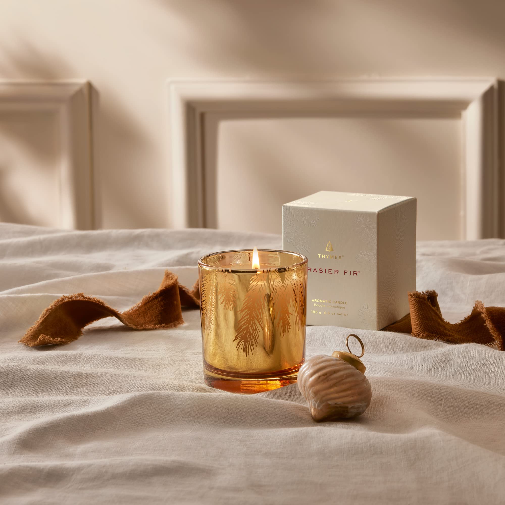 Thymes détail gravure aiguilles de pin montrant un design festif