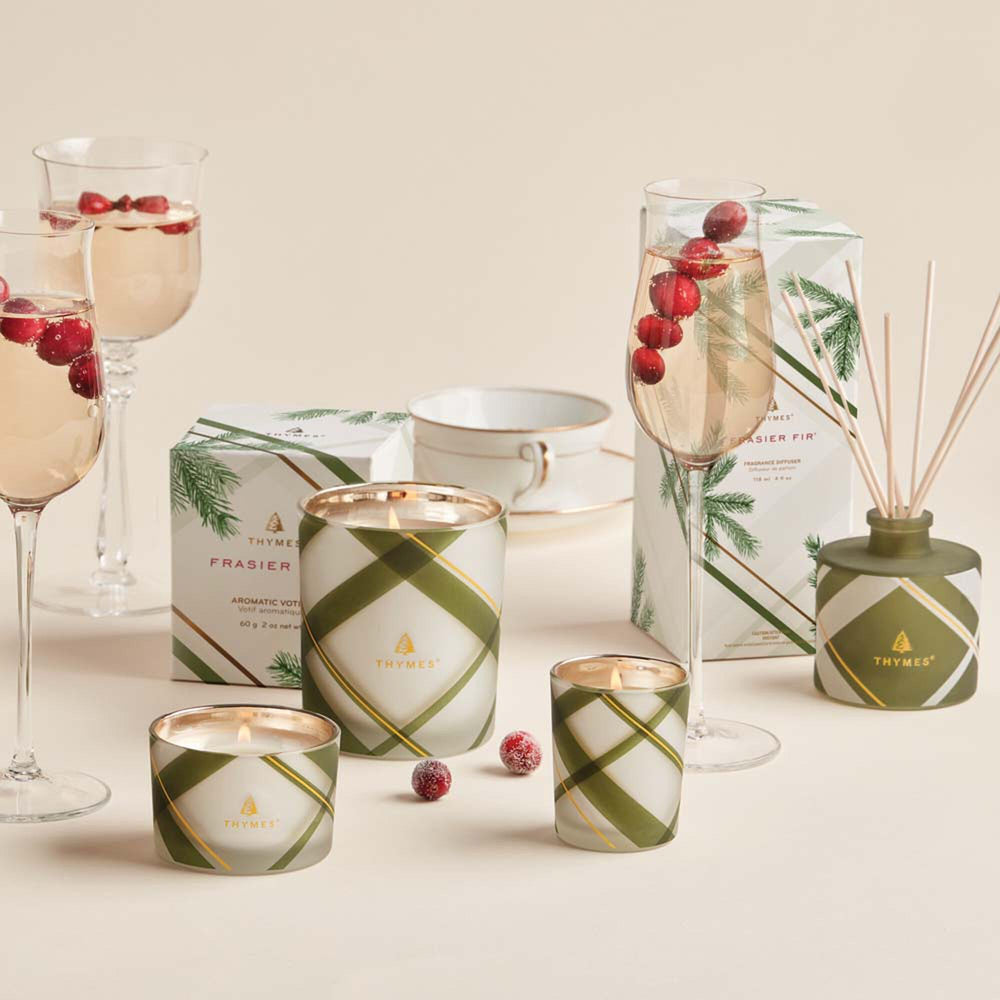Bougie Thymes Frasier Fir posée sur une table de salon créant une ambiance chaleureuse