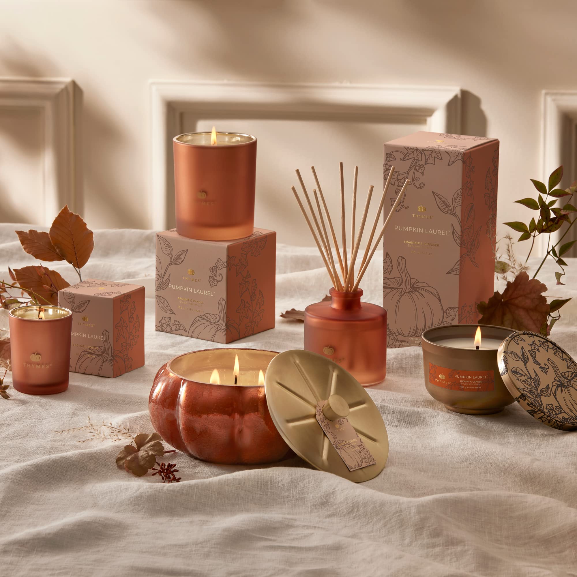 Thymes Pumpkin Laurel bougie allumée diffusant une ambiance chaleureuse et épicée