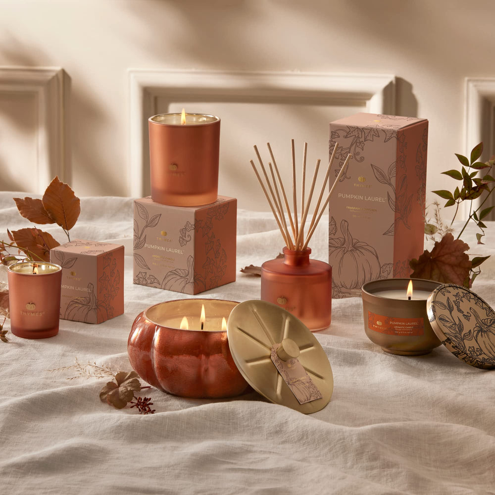 Thymes Pumpkin Laurel bougie allumée diffusant une ambiance chaleureuse et épicée