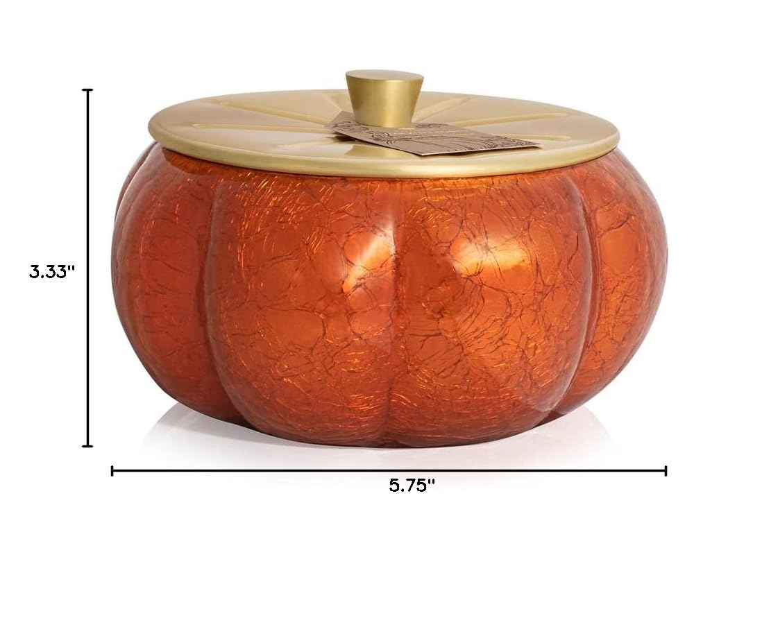 Thymes Pumpkin Laurel posé avec éléments déco saisonniers pour style raffiné