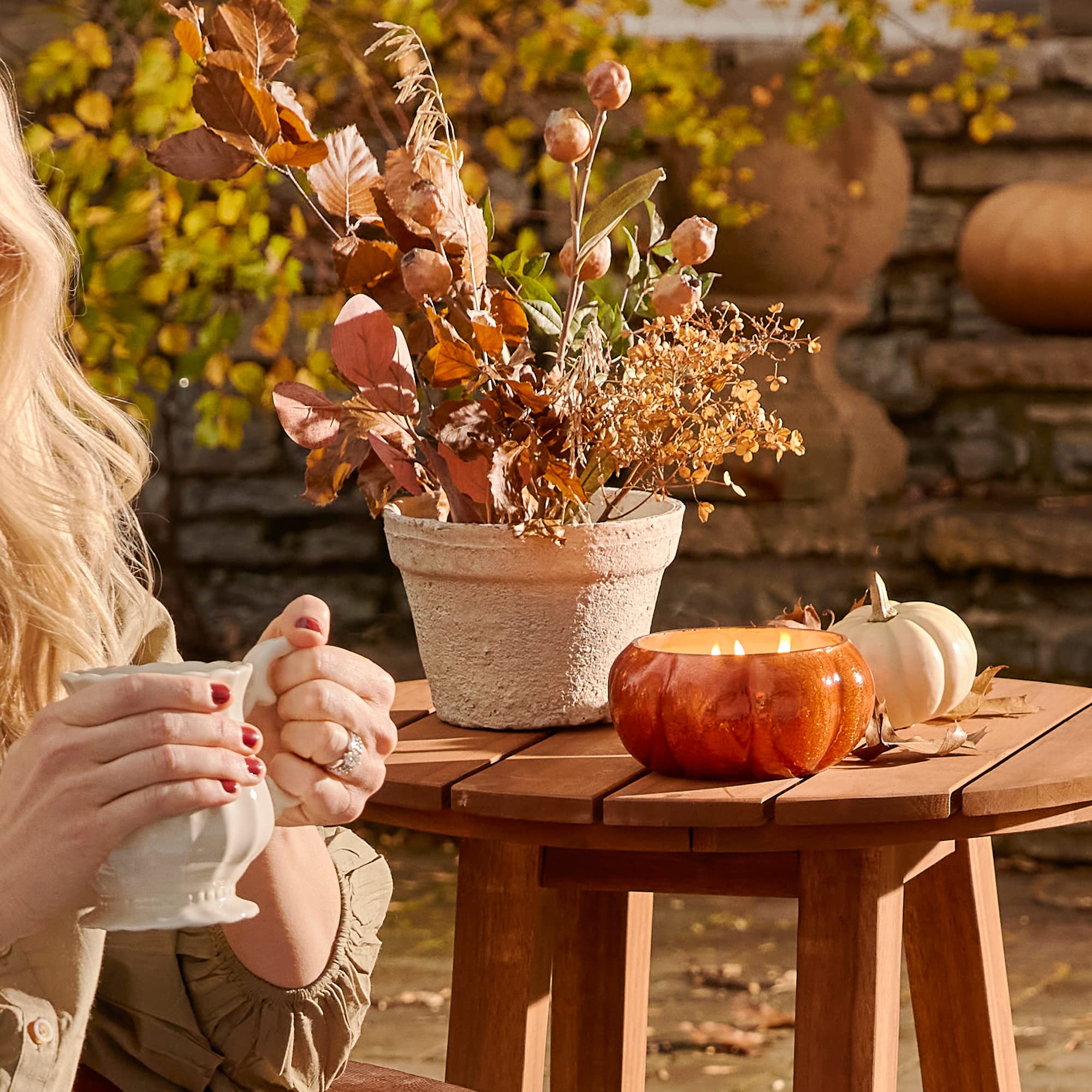 Thymes Pumpkin Laurel gros plan sur la texture craquelée et accent mercure doré