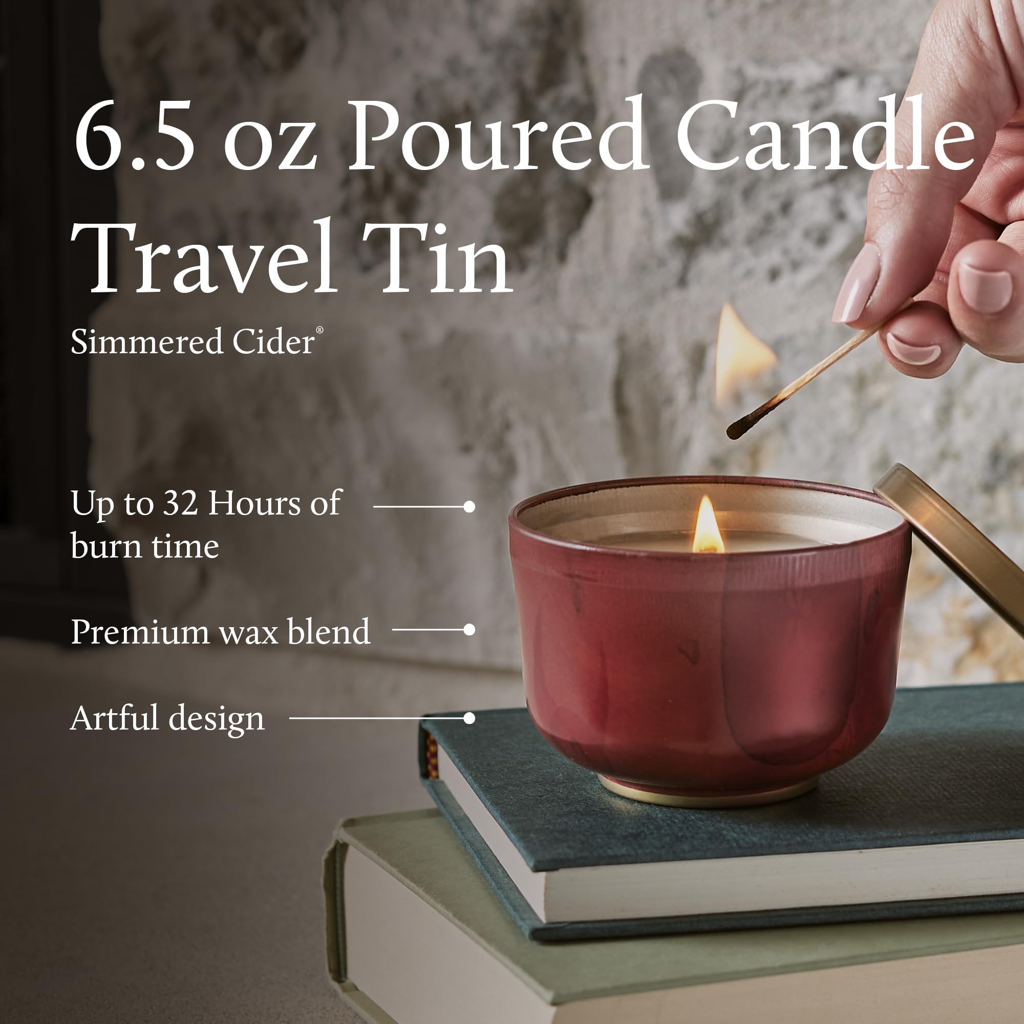 Thymes bougie allumée créant ambiance chaleureuse et parfum réconfortant