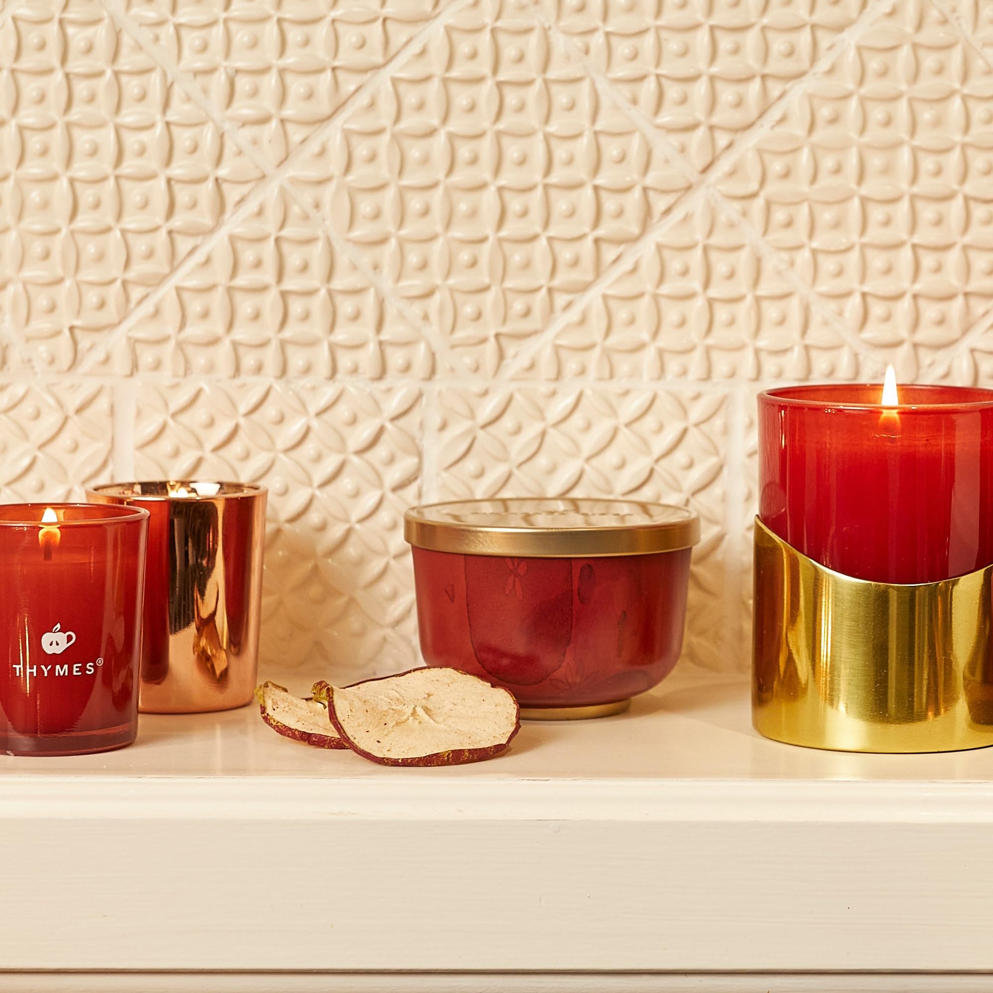 Thymes bougie à côté d’un objet pour comparer taille et portabilité