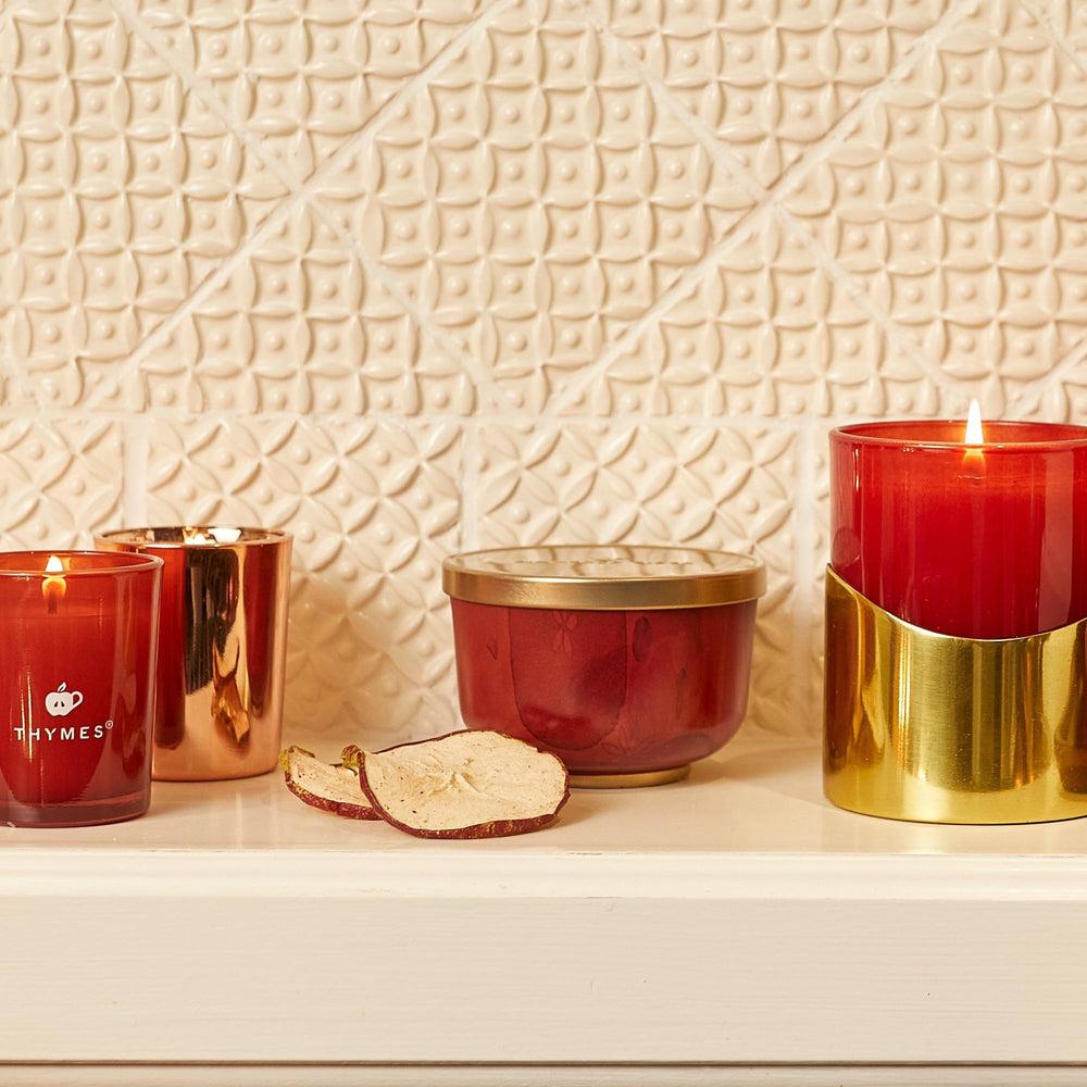 Thymes bougie à côté d’un objet pour comparer taille et portabilité