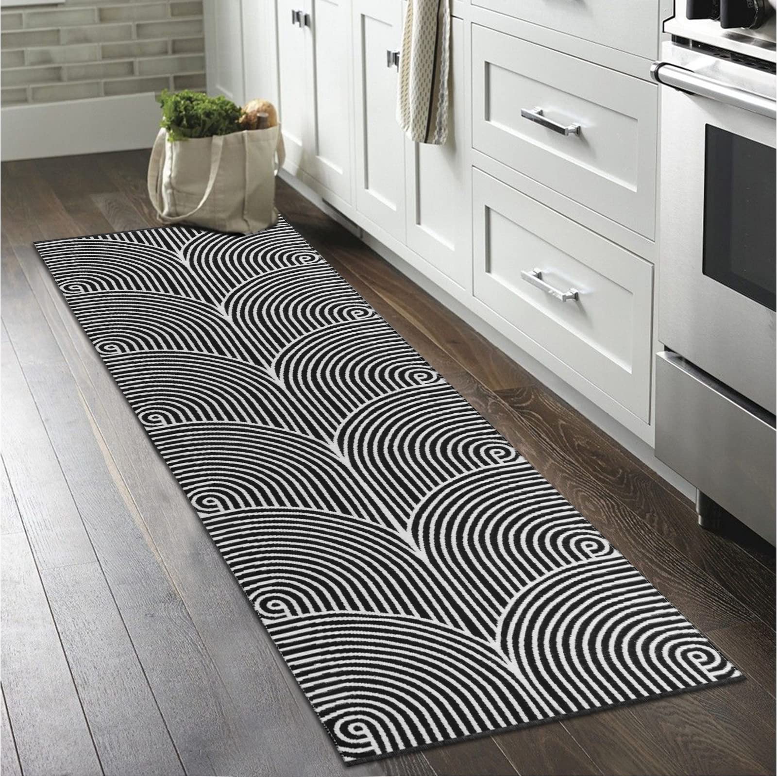 Tiffasea vue de face du tapis coureur noir et blanc apportant contraste et élégance