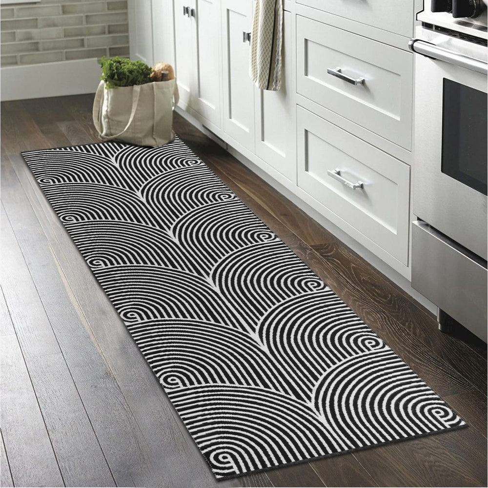 Tiffasea vue de face du tapis coureur noir et blanc apportant contraste et élégance