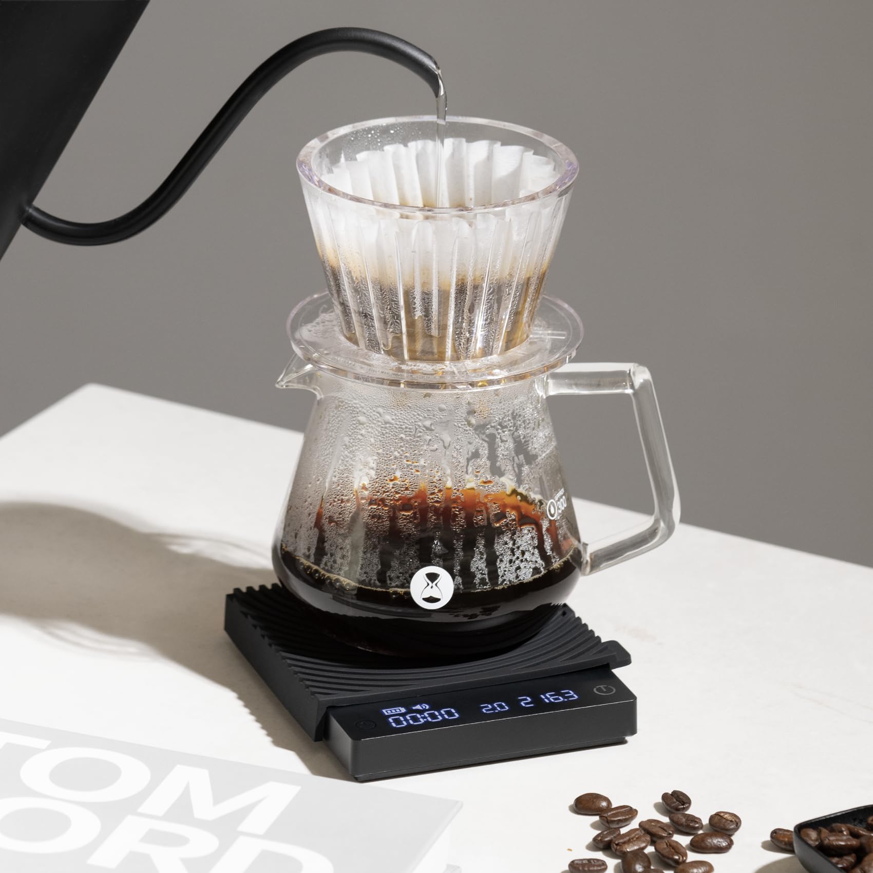 TIMEMORE à côté d'une tasse de café pour comparaison de taille, illustre l'échelle réelle
