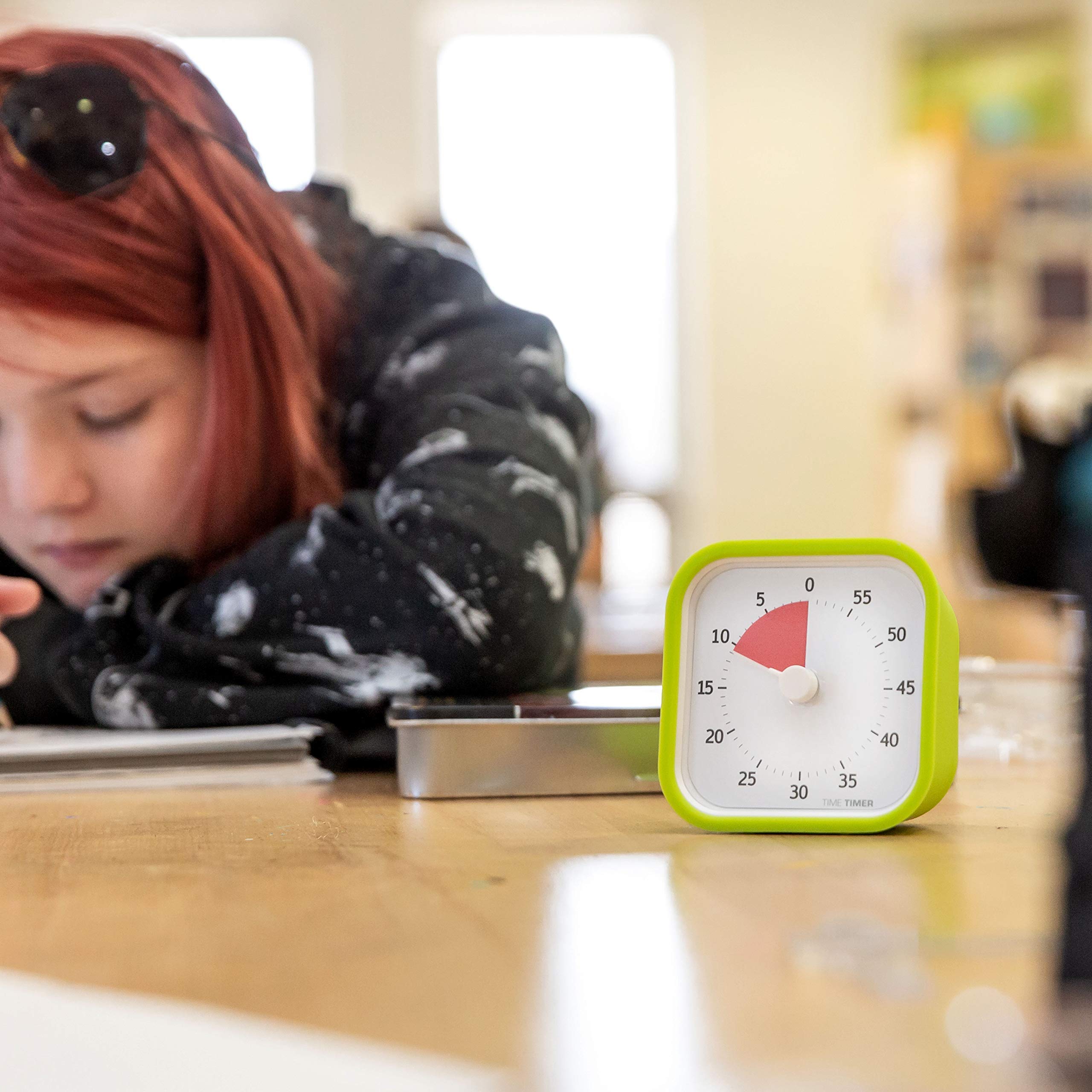 TIME TIMER MOD en classe sur une table aidant enseignants et élèves à respecter le temps