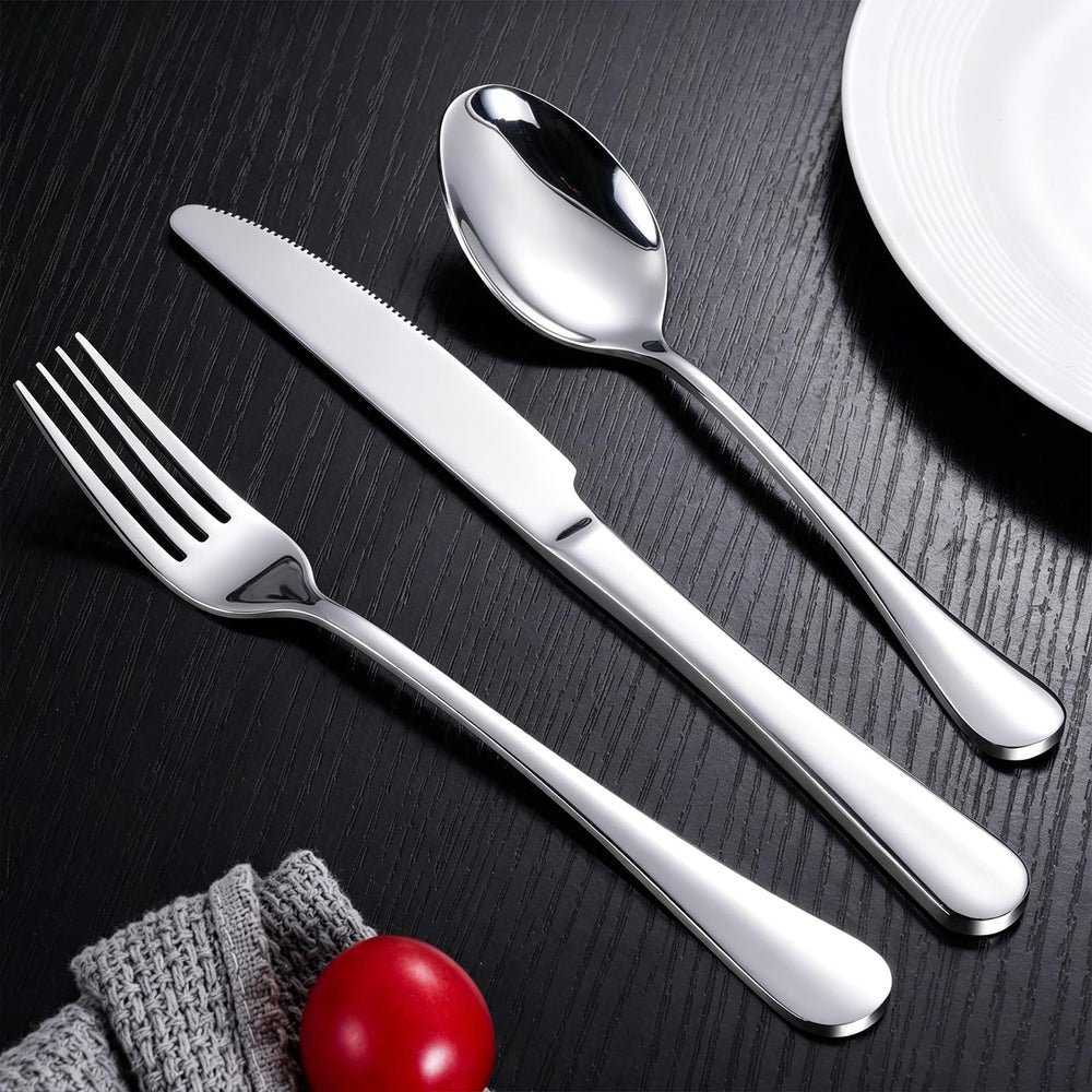 TININA comparaison de taille avec une assiette pour visualiser l'échelle