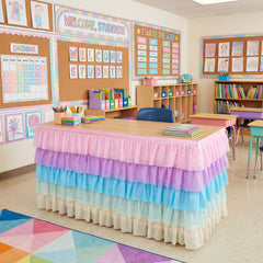 Tioncy jupon installé sur table de classe pour mise en valeur