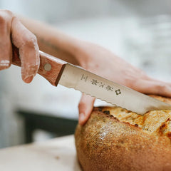 Tojiro couteau en action découpant baguette sans écraser la mie