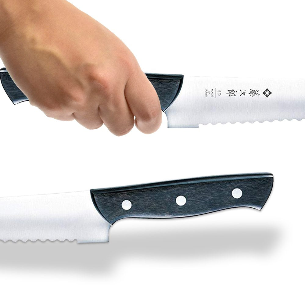 Tojiro couteau en usage tranchant une baguette, coupes nettes et régulières