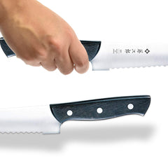 Tojiro couteau en usage tranchant une baguette, coupes nettes et régulières