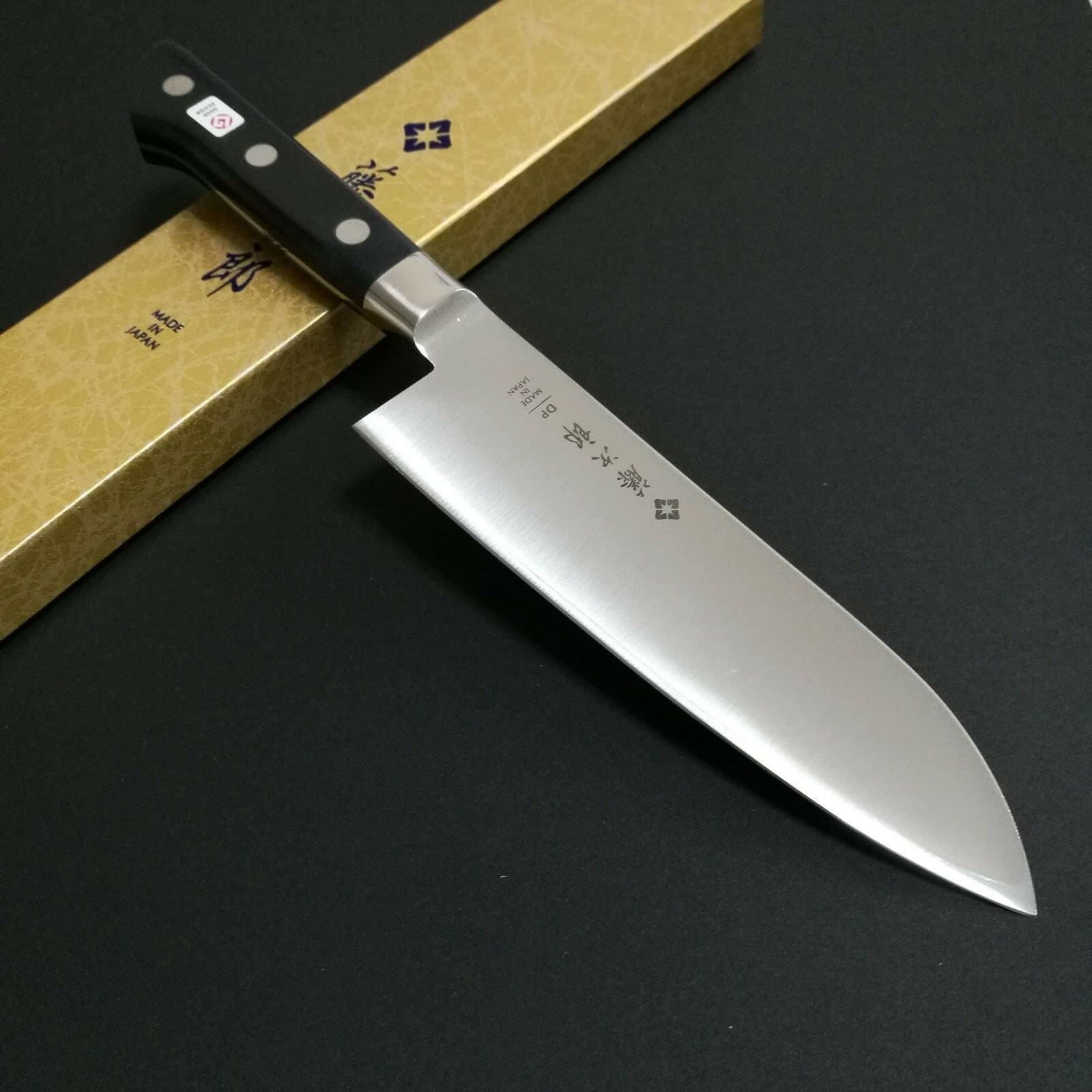 Tojiro Santoku en cuisine pour couper légumes, montre l'échelle et l'ergonomie du manche