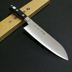 Tojiro Santoku en cuisine pour couper légumes, montre l'échelle et l'ergonomie du manche