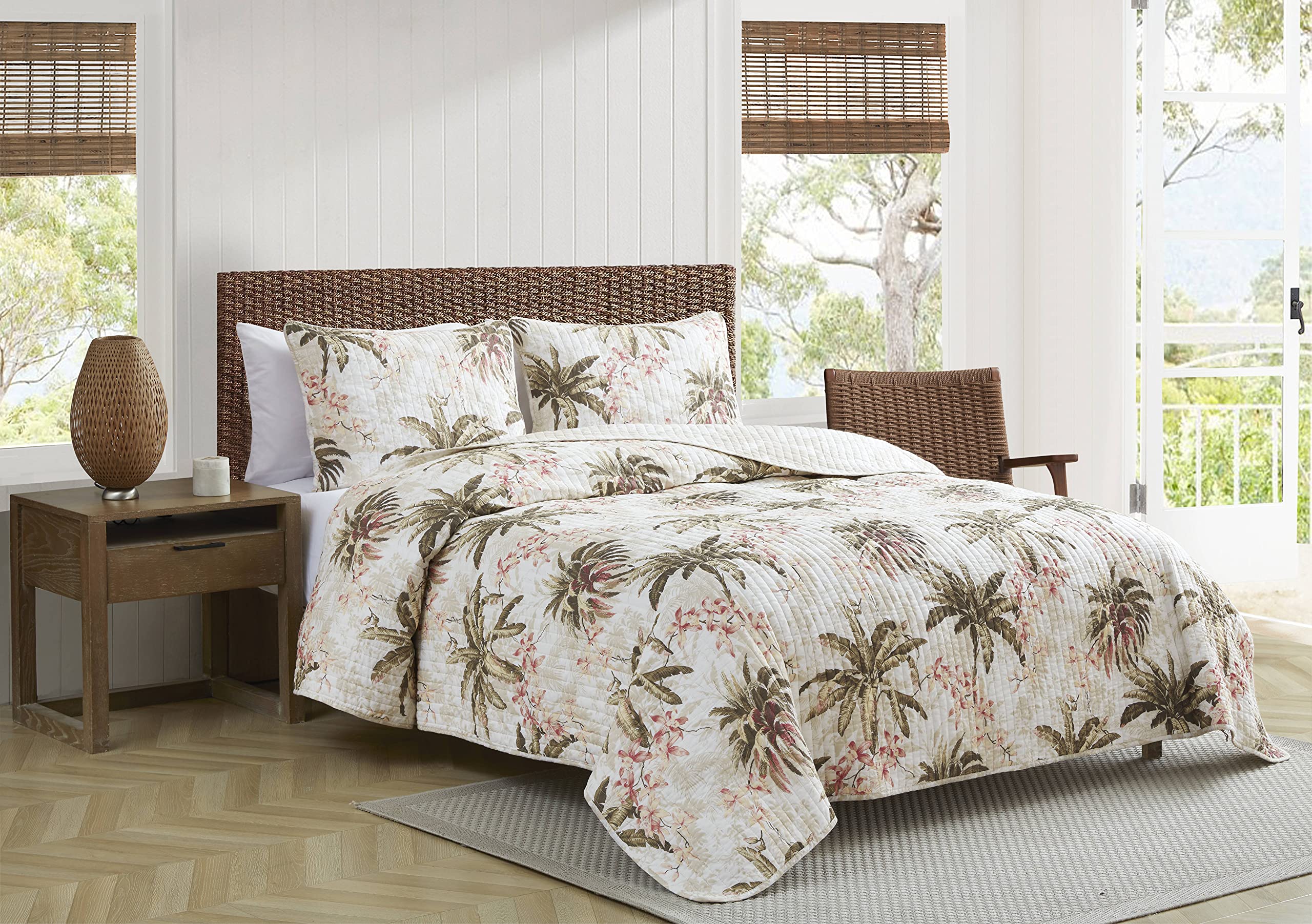 Tommy Bahama couette king entière présentée sur lit, finition élégante et aérée