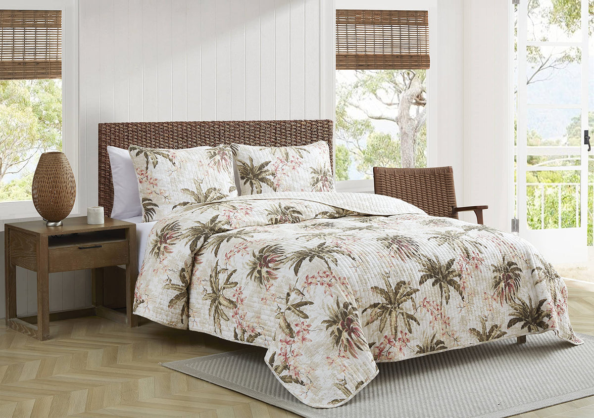 Tommy Bahama couette king entière présentée sur lit, finition élégante et aérée