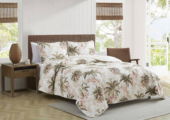 Tommy Bahama couette king entière présentée sur lit, finition élégante et aérée