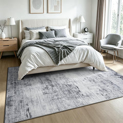 Toneed tapis glissé sous un meuble illustrant profil fin et compatibilité portes