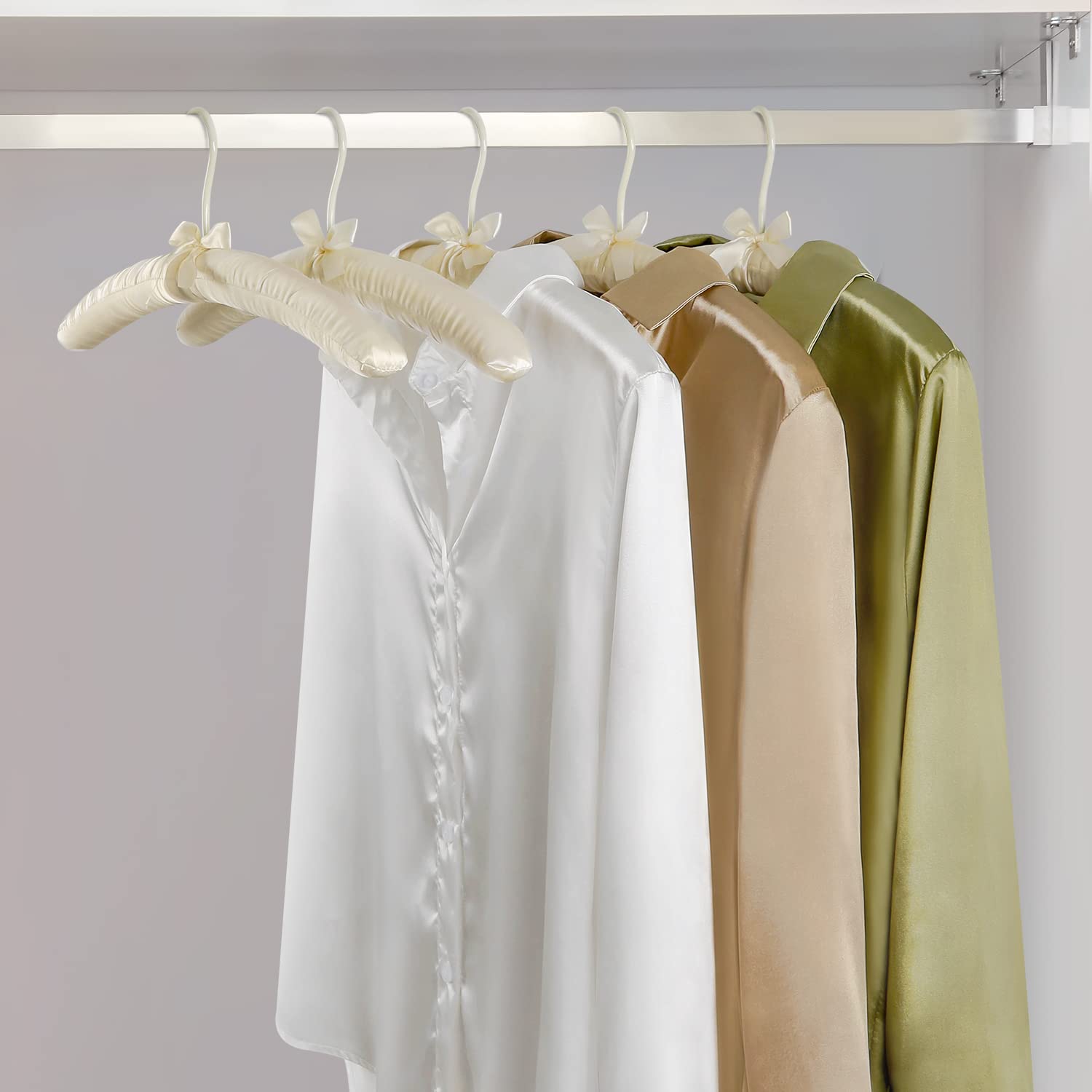 TOPIA HANGER cintre soutenant une robe délicate, maintien optimal