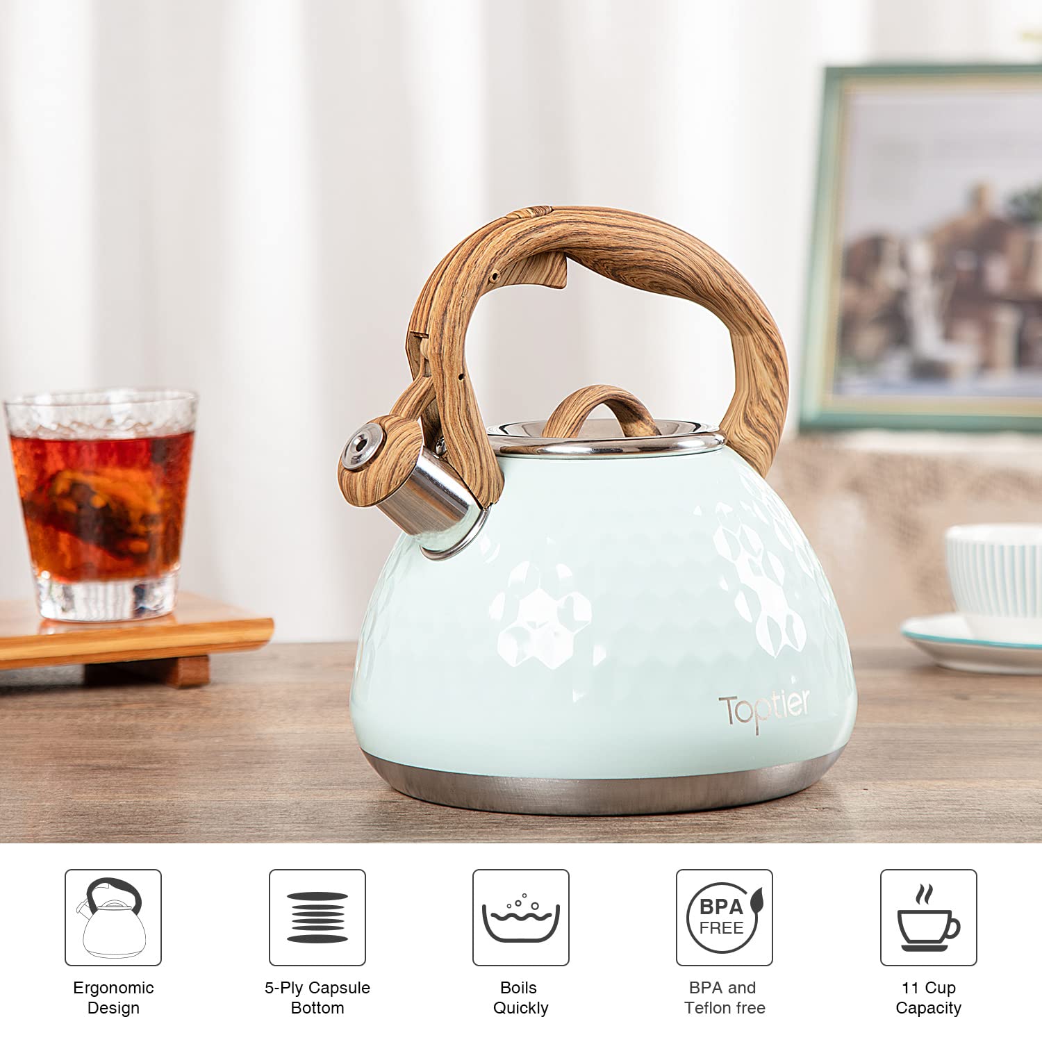 Toptier bouilloire à côté d'une tasse pour montrer capacité