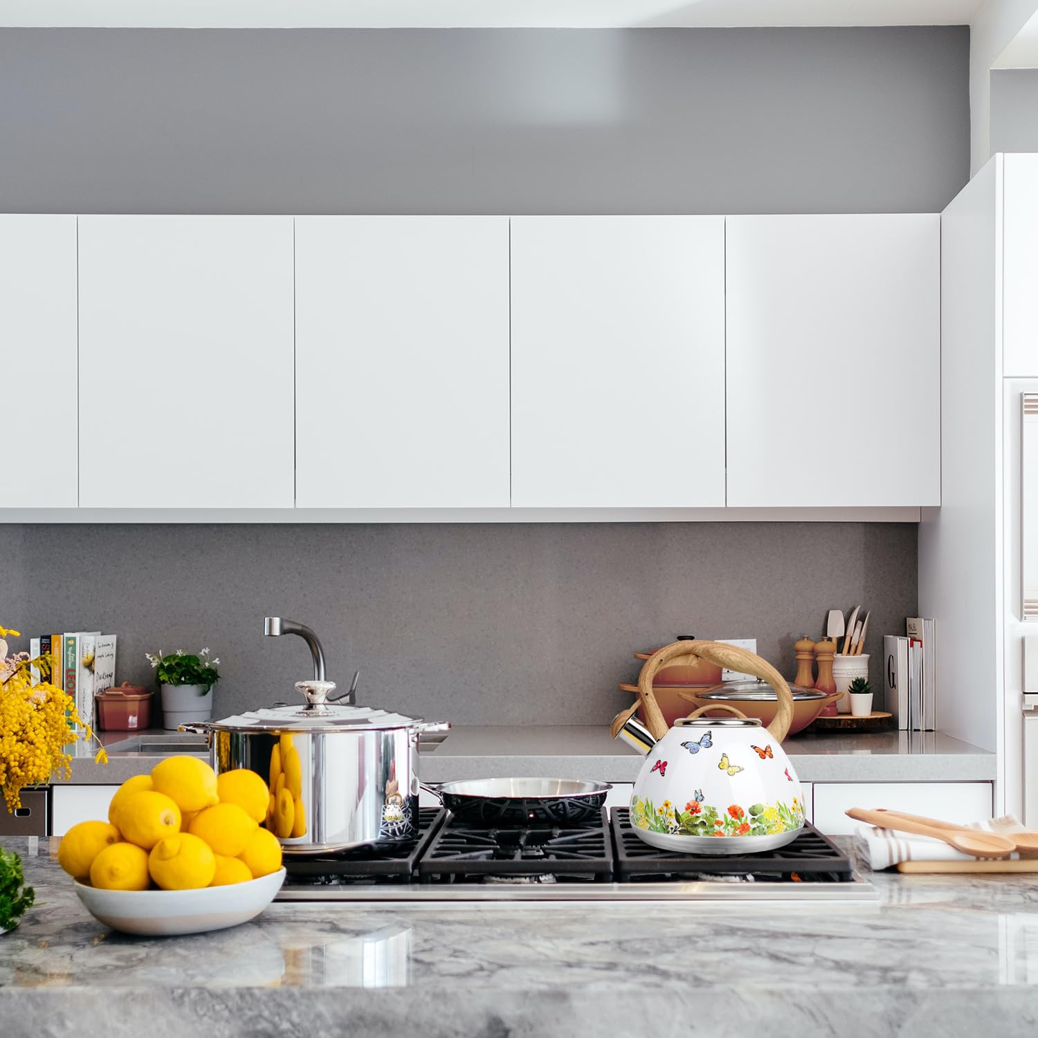 Toptier scène cuisine lifestyle montrant la bouilloire en usage quotidien pratique