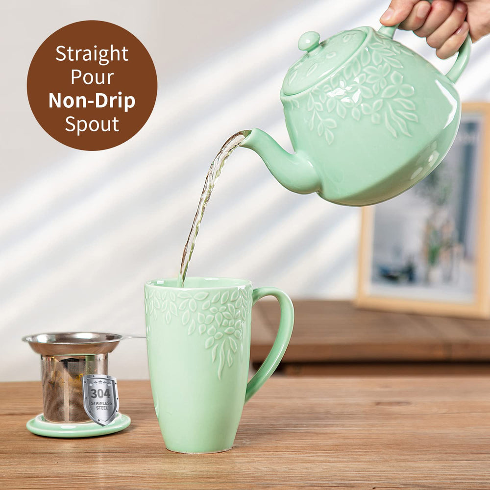 Toptier théière versant le thé dans une tasse pour service convivial