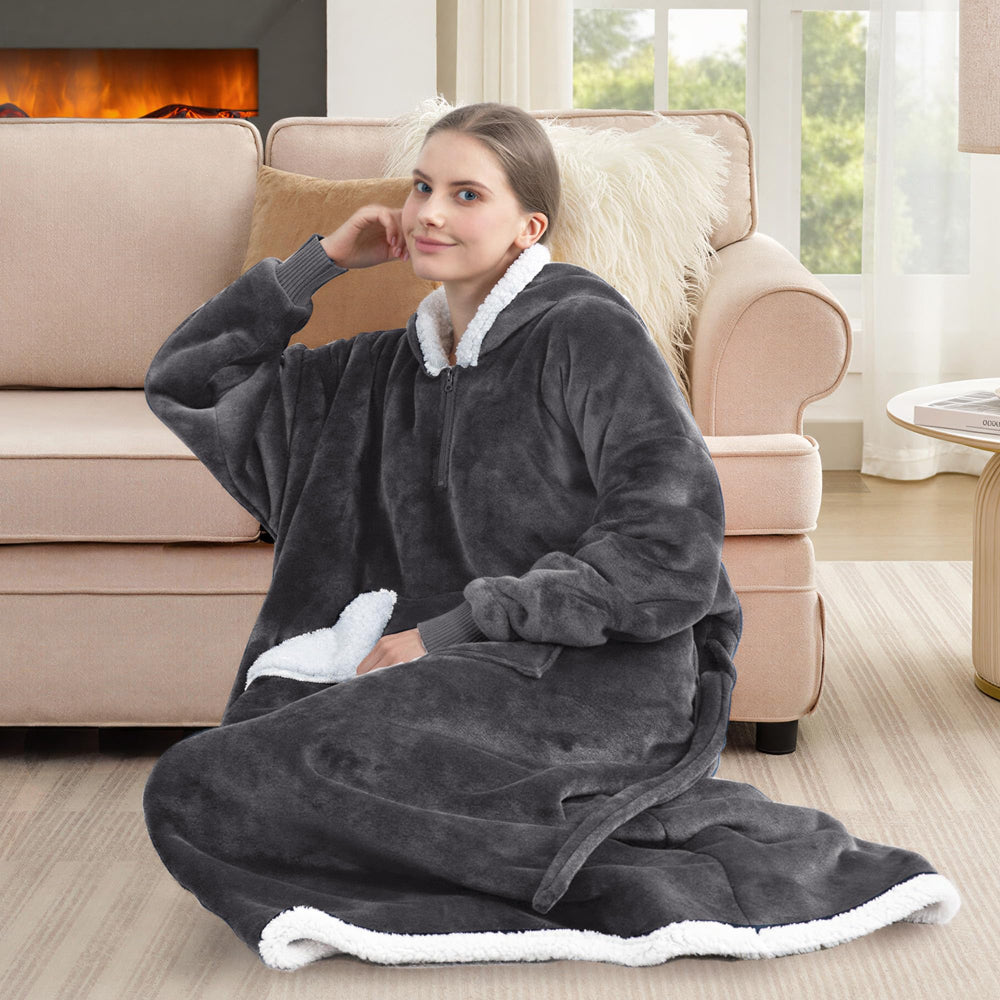 Touchat personne assise sur canapé utilisant le wearable blanket confortablement