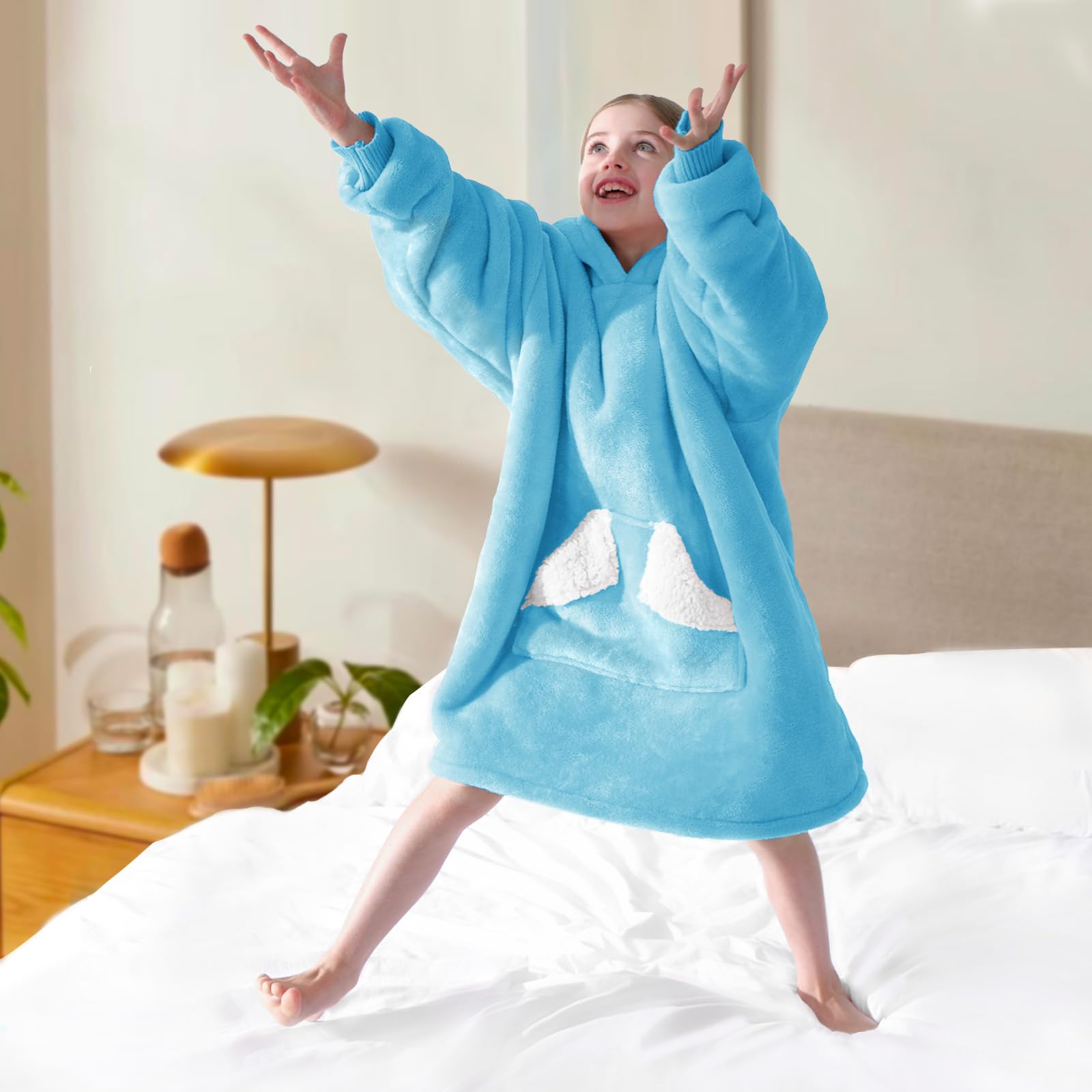 Touchat enfant portant la veste assis canapé, confort pratique pour loisirs