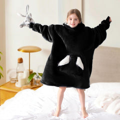 Touchat enfant portant sur canapé, confort familial