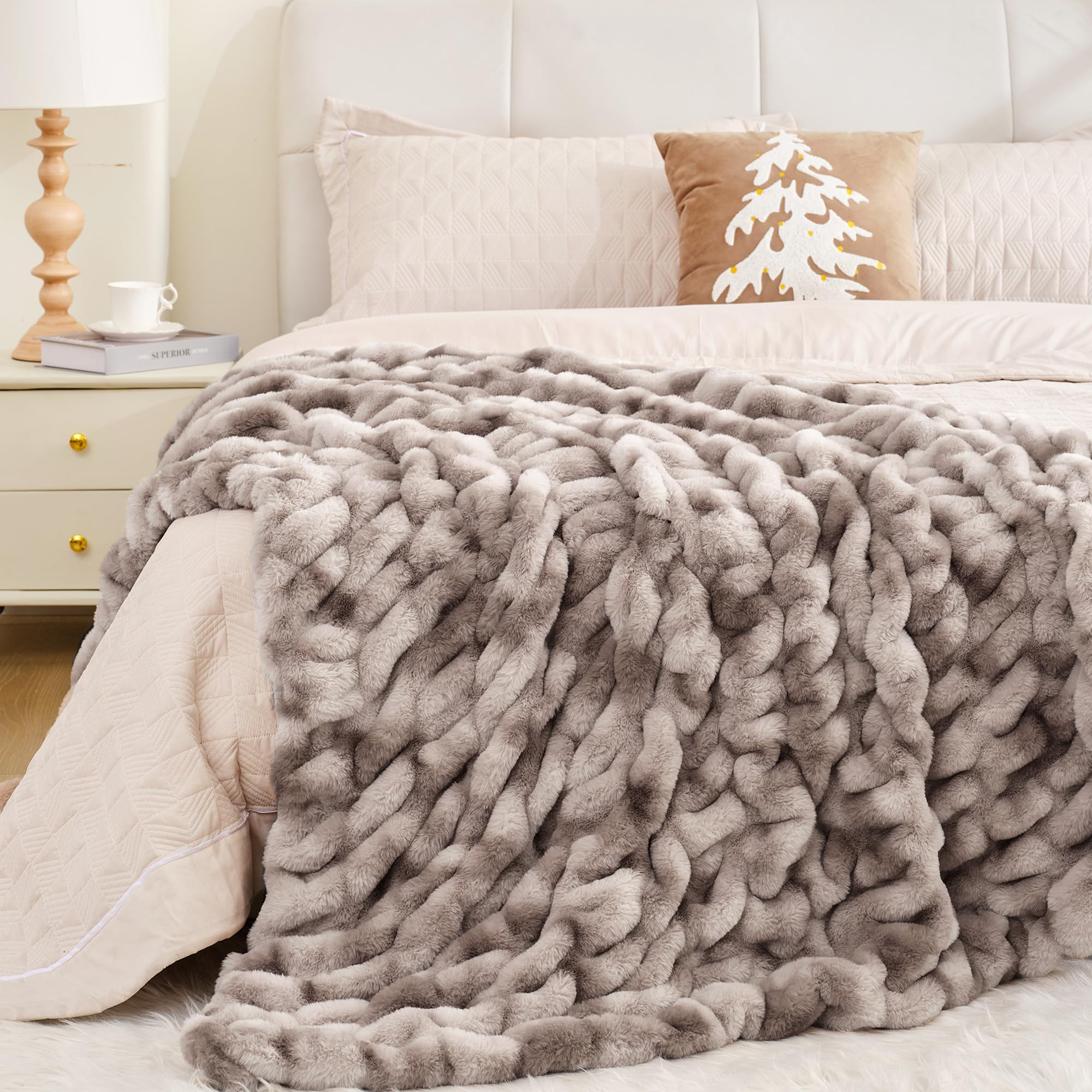 Plaid Touchat à côté d’un coussin pour comparaison de taille pratique