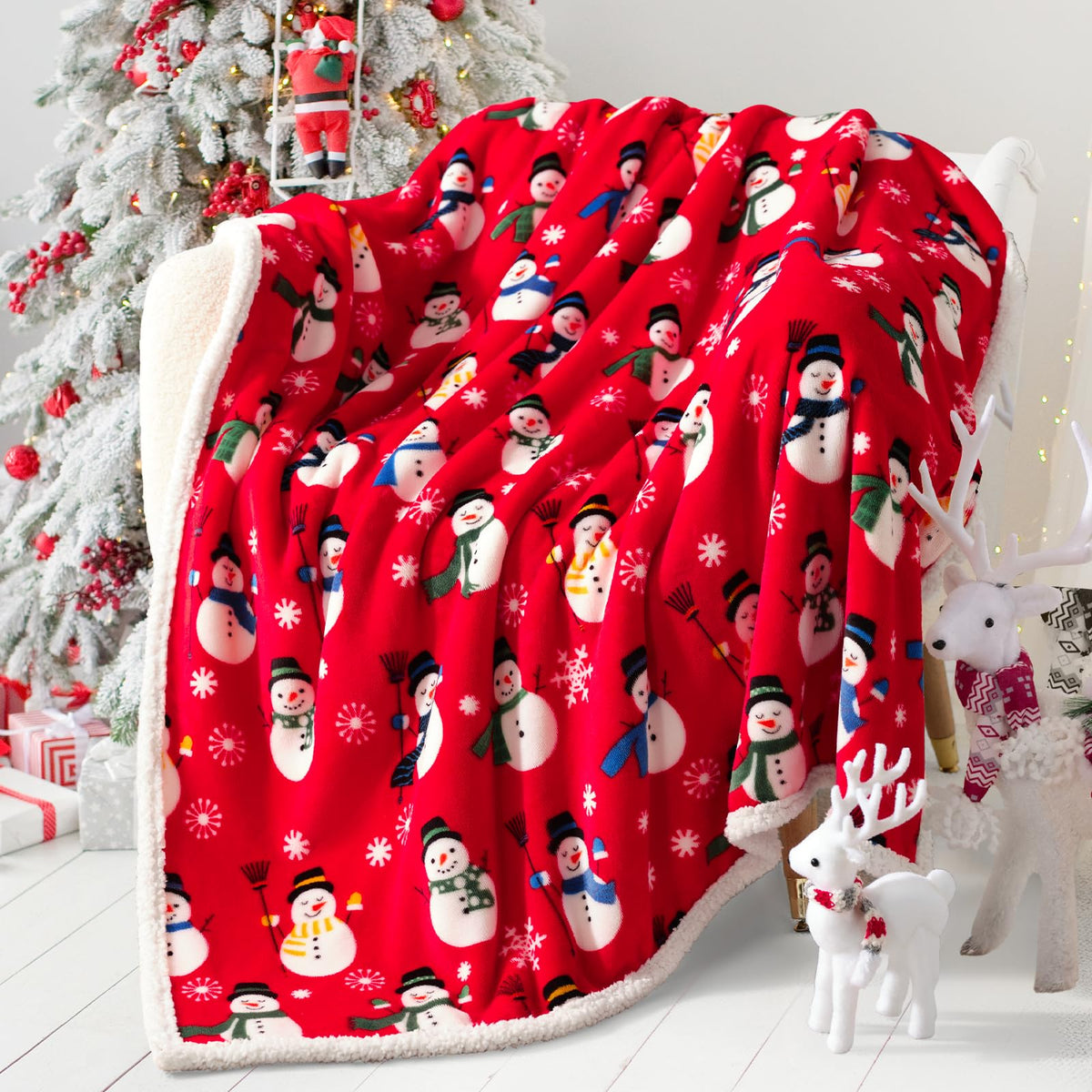 Touchat plaid devant rouge bonhomme de neige, décor festif pour salon