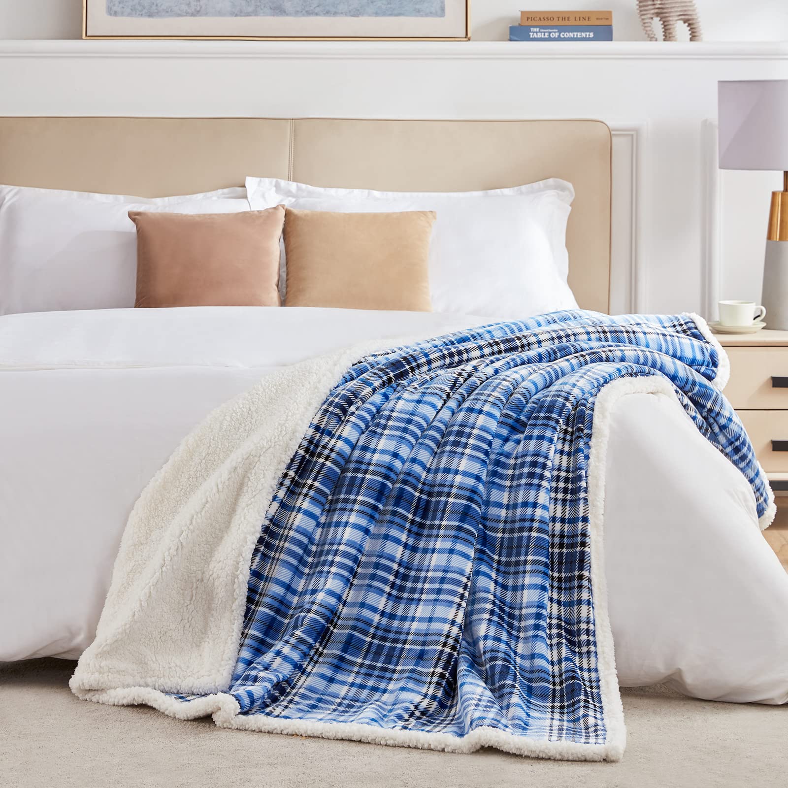 Touchat double face montrant flanelle motif et sherpa isolant pratique