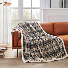 Touchat drapée sur canapé apportant confort et style salon