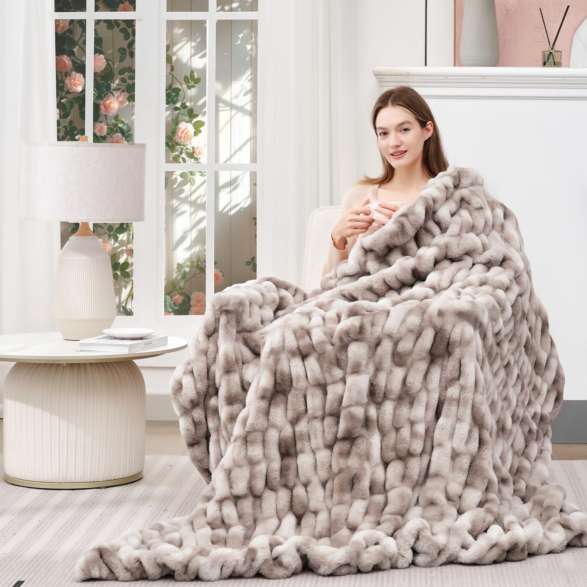Plaid Touchat drapé sur canapé, crée ambiance chaleureuse instantanée