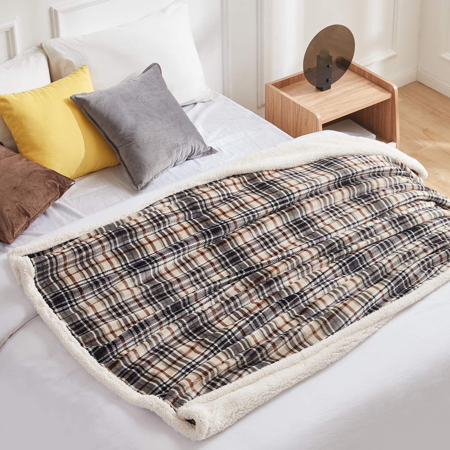 Touchat gros plan sherpa pelucheux offrant isolation et moelleux