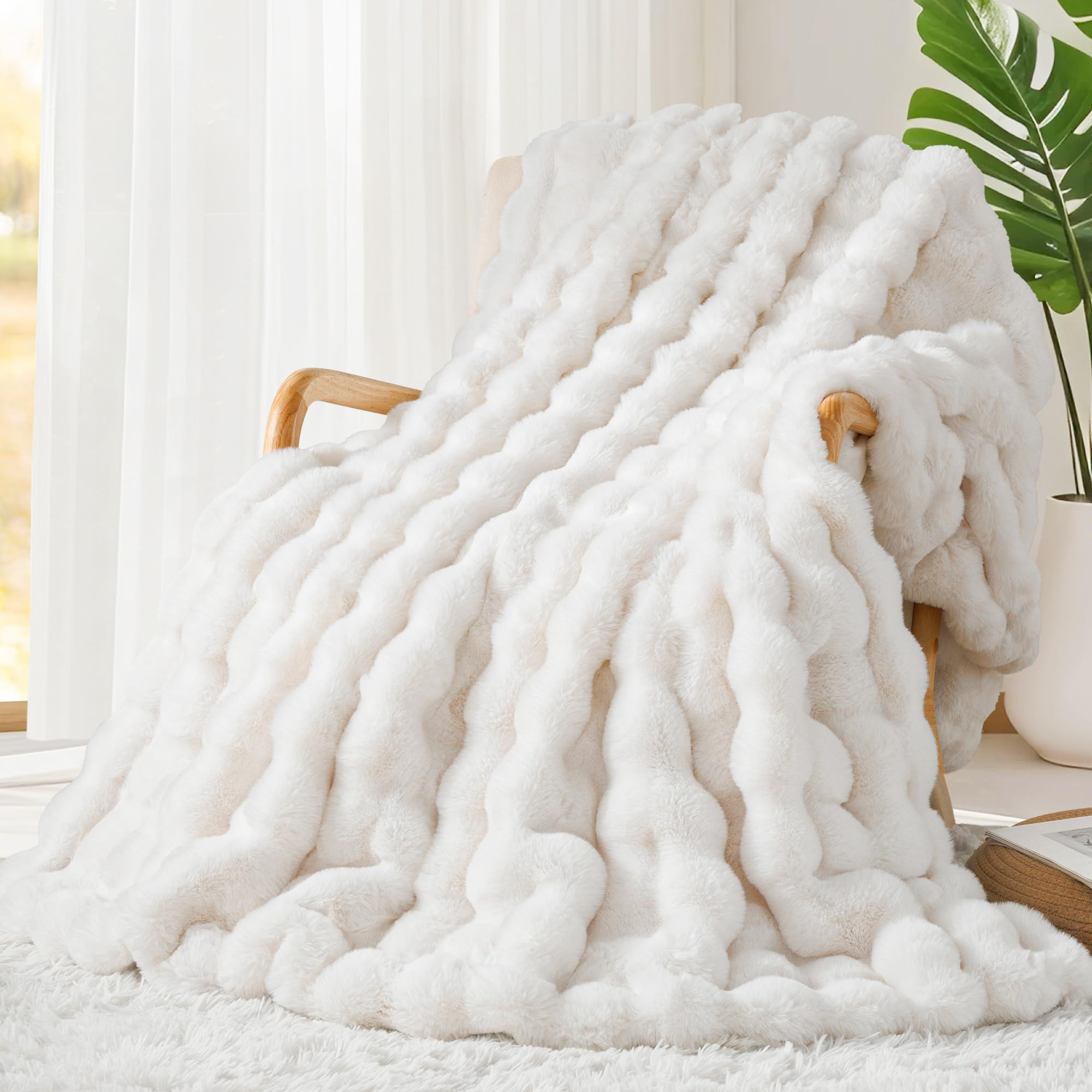 Touchat plaid entier sur fond neutre montrant texture et couleur crème pour élégance