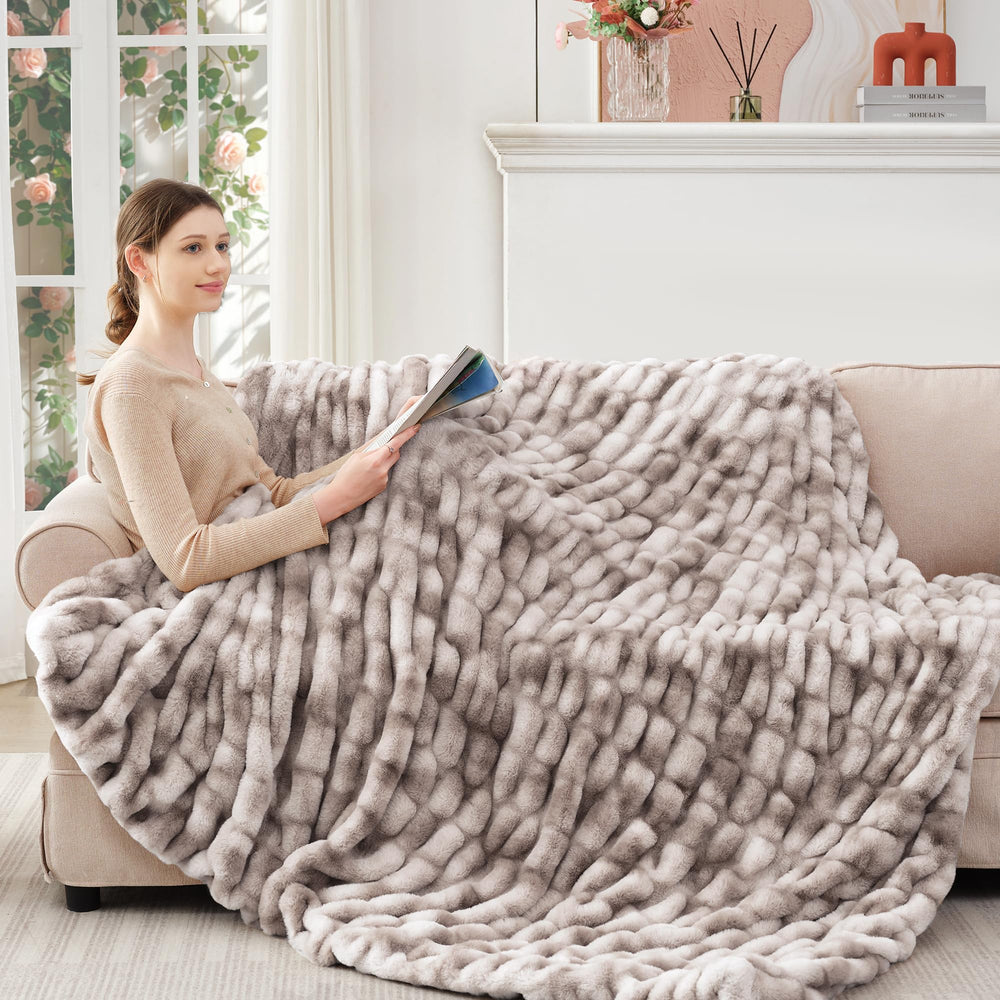 Plaid Touchat posé sur lit, enrichit décor et confort de la chambre