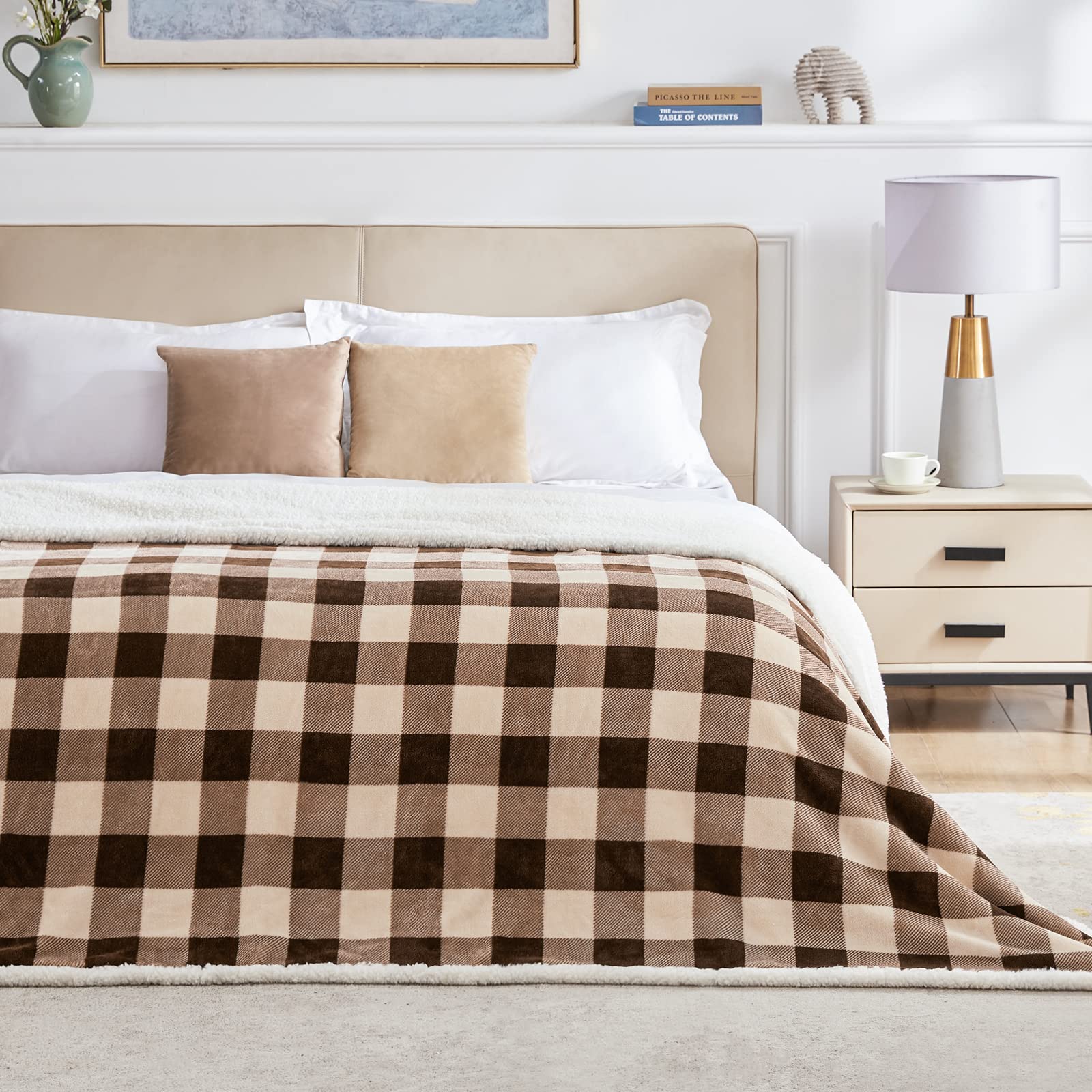 Touchat plaid sur canapé, crée une ambiance cosy instantanée