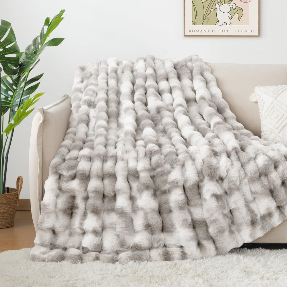Touchat plaid posé sur canapé ajoutant confort et style au salon