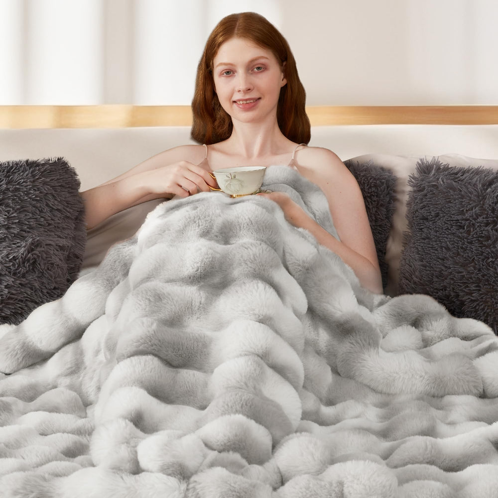 Touchat plaid sur lit créant atmosphère chaleureuse et décorative