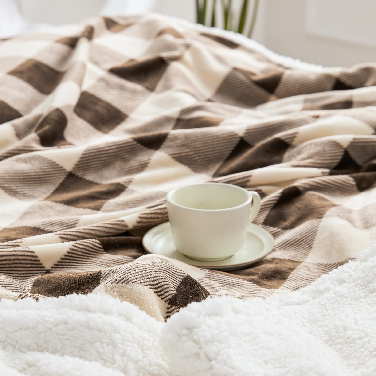 Touchat plaid disposé sur lit, ajout chaleur et protection facilitée