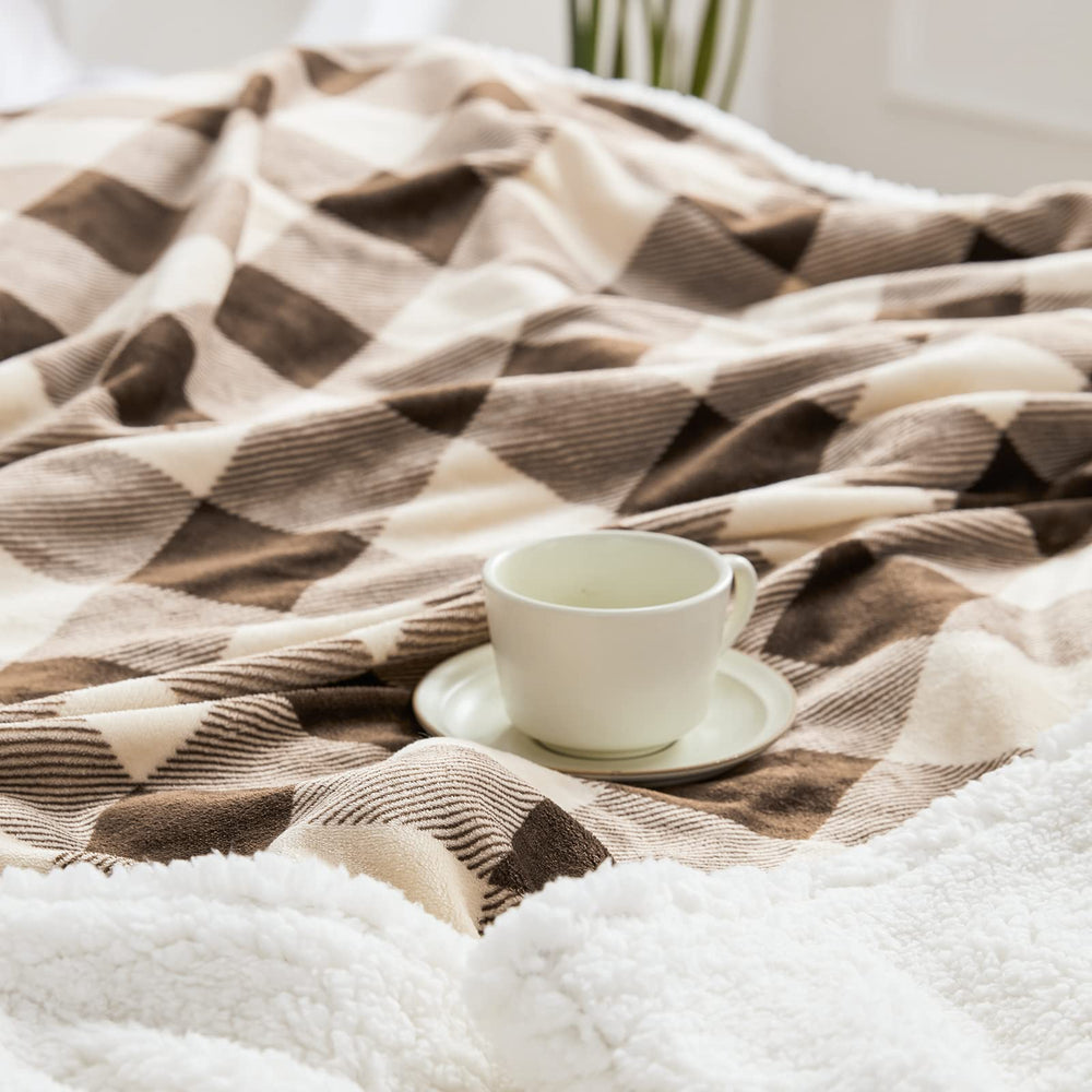 Touchat plaid disposé sur lit, ajout chaleur et protection facilitée