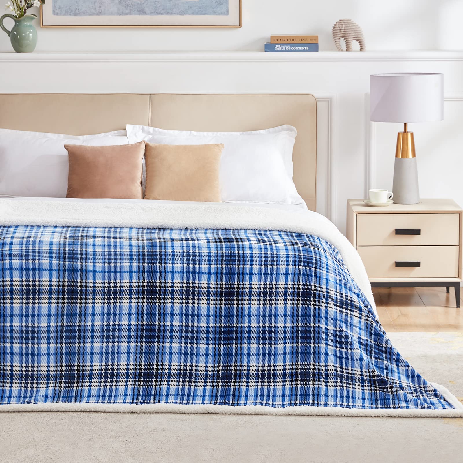 Touchat plaid étalé sur lit twin démontrant couverture taille individuelle